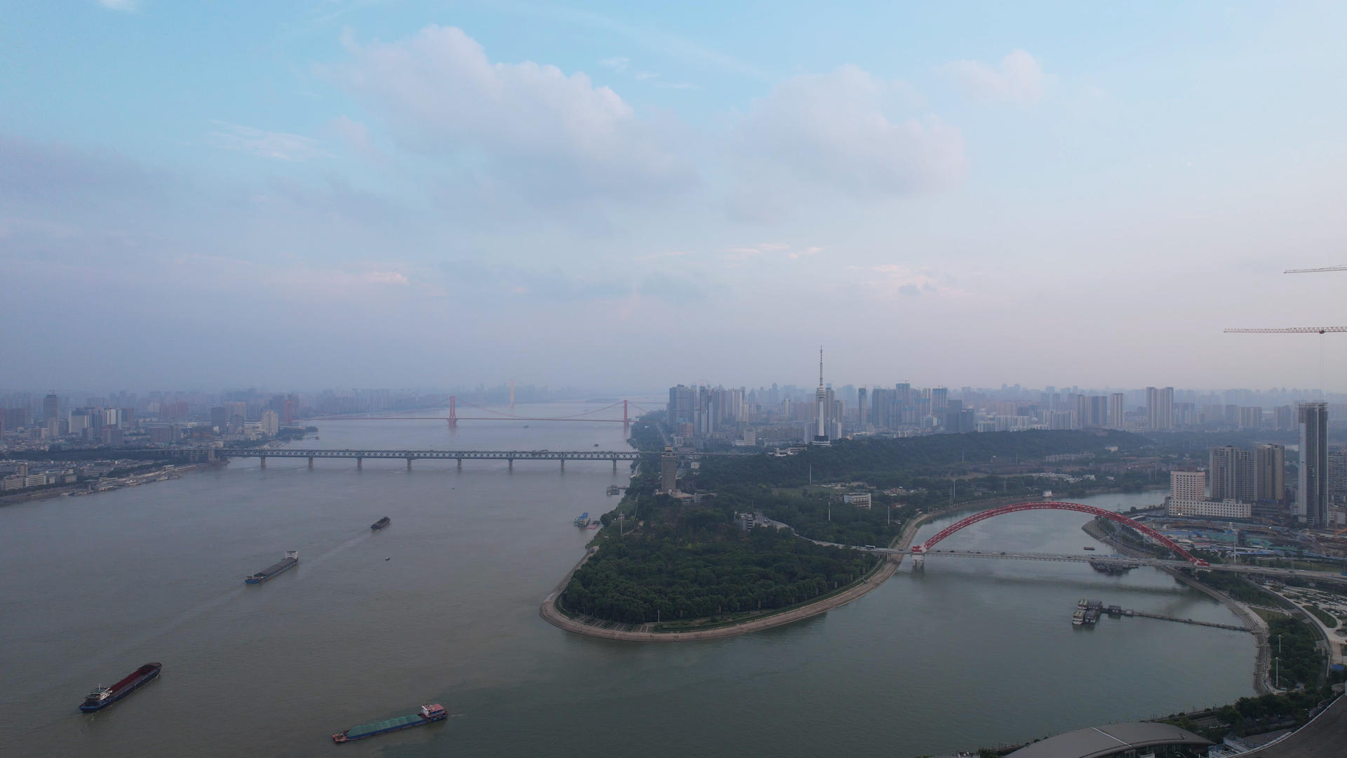 航拍蓝天白云长江与汉江交汇处武汉起源地街景4k素材视频的预览图