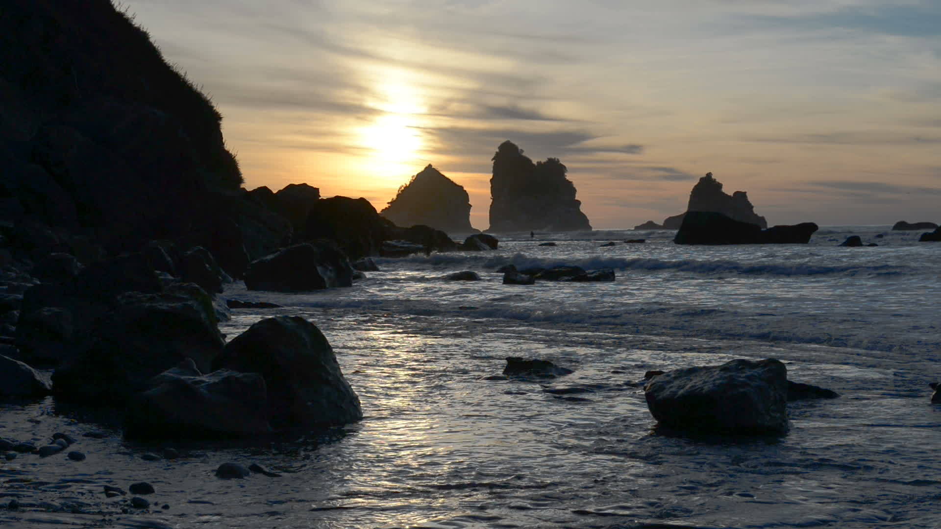 塔斯曼海岸的日落是丰富多彩和美丽的视频的预览图