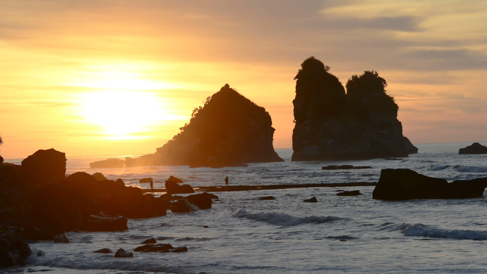 塔斯曼海岸的日落是丰富多彩和美丽的视频的预览图
