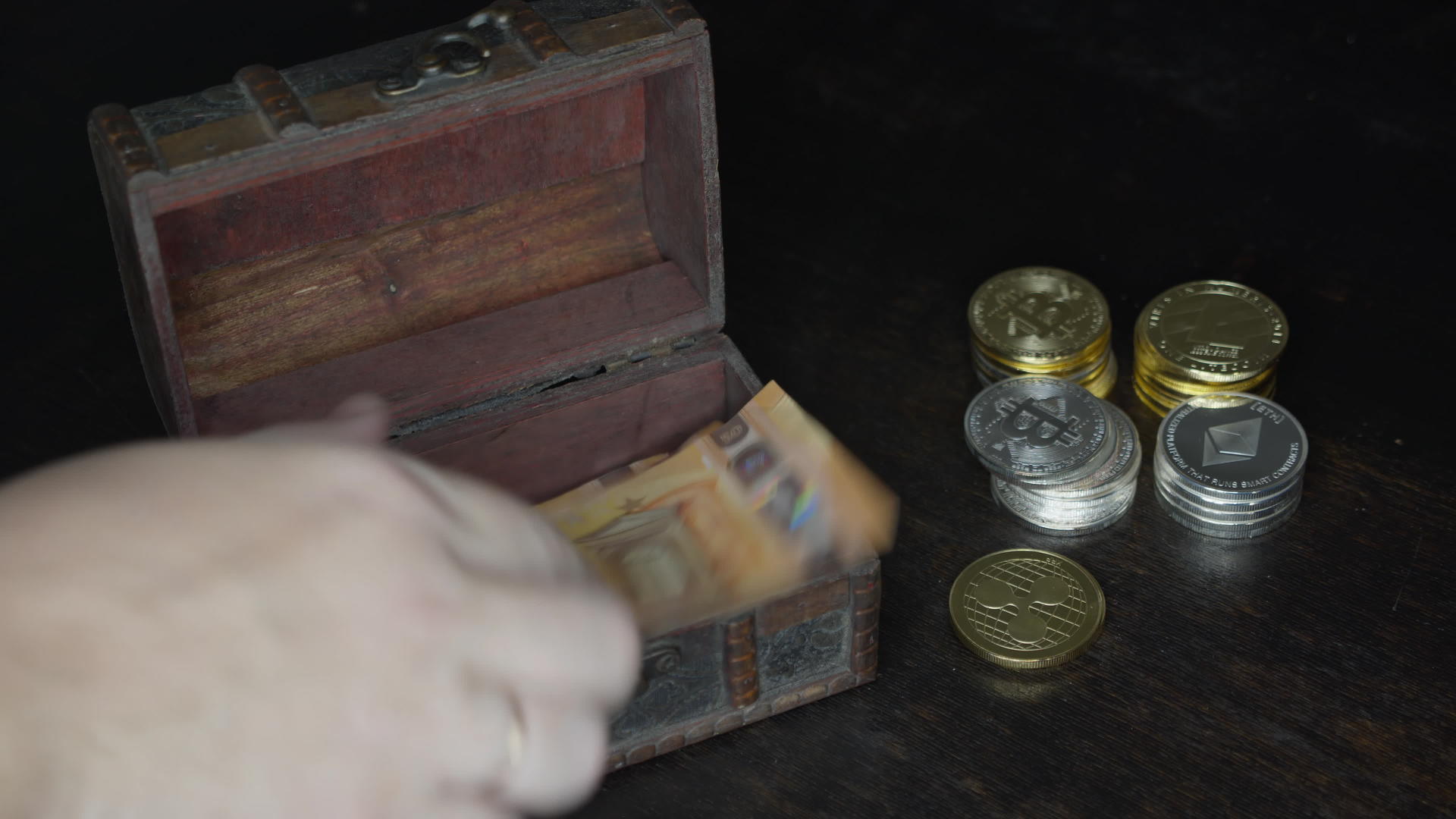以硬币的形式一袋美元藏在木箱里视频的预览图