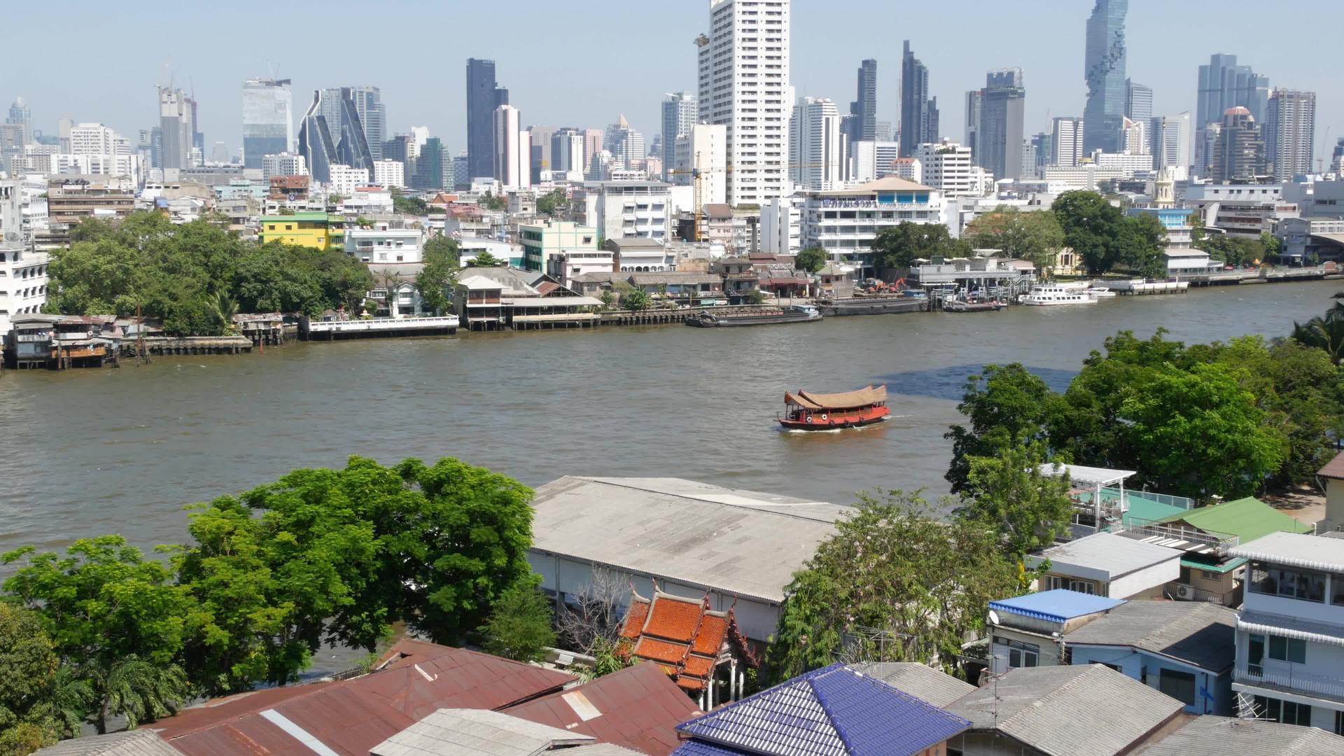 平静河附近的金融区位于曼谷市中心宁静的湄南河岸边视频的预览图