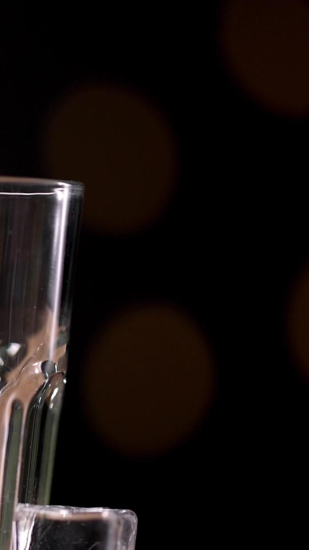 杯中倒酒泡沫溢出酒杯视频的预览图