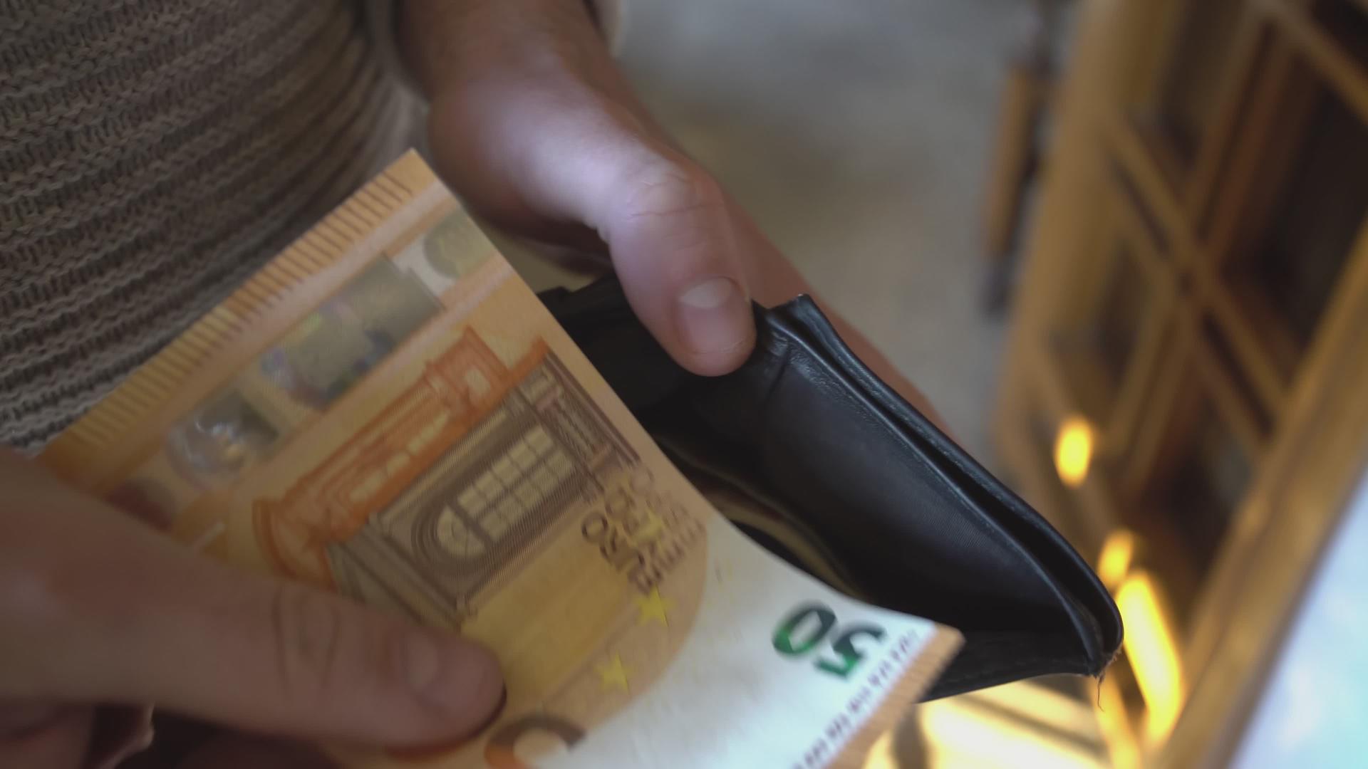 从2号钱包中取出欧元钞票视频的预览图