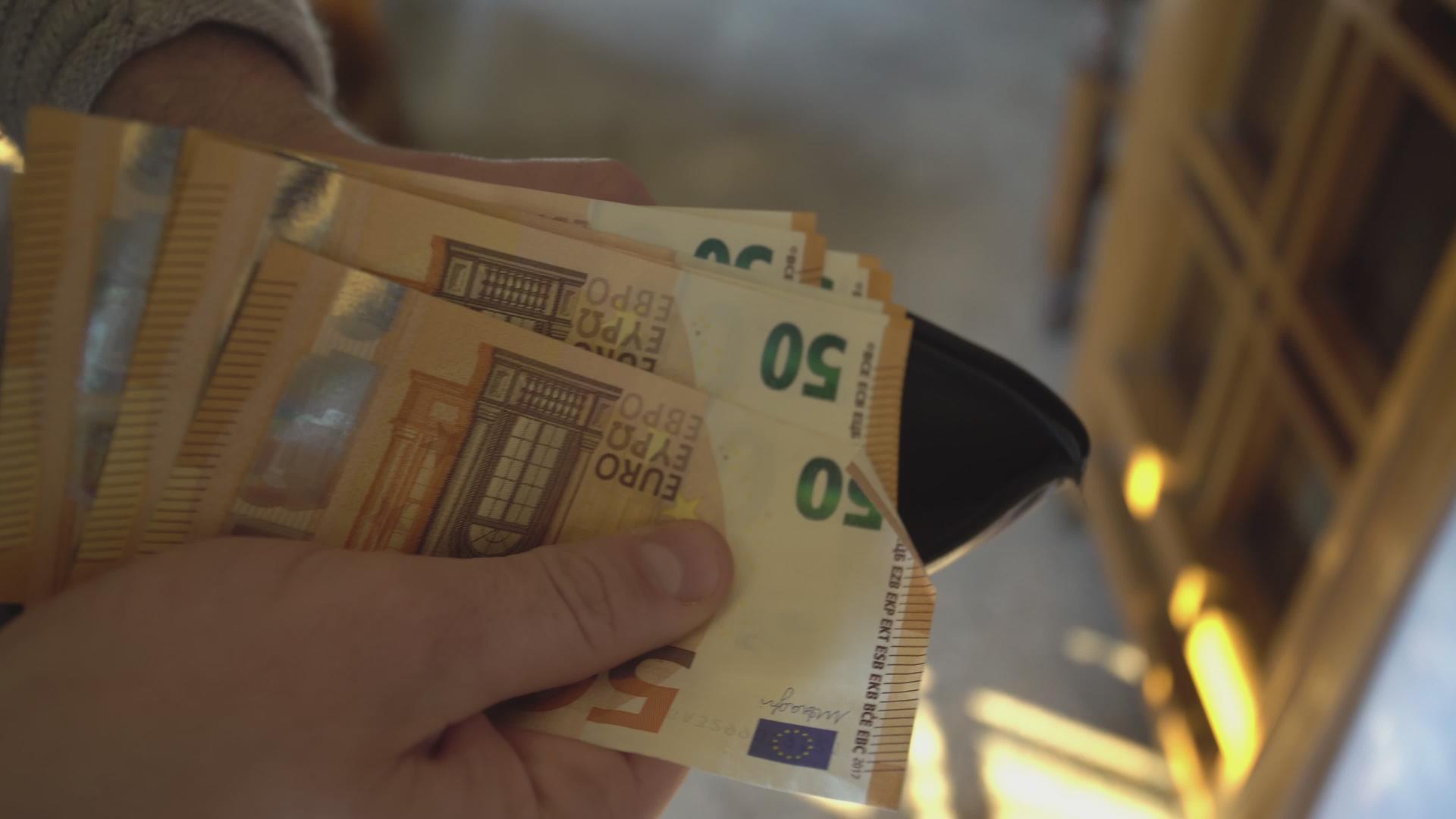 从3号钱包中取出欧元钞票视频的预览图