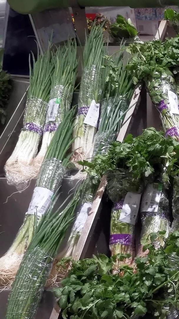 超级市场绿色蔬菜的实拍视频的预览图