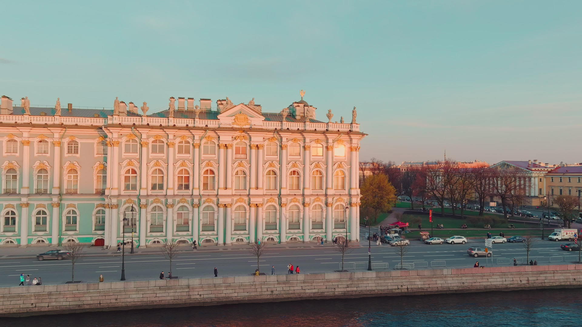 日落时从空中俯瞰圣彼得堡市中心令人难以置信的美丽视频的预览图