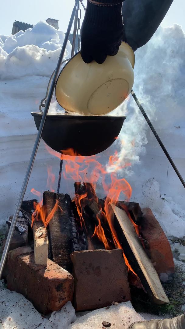 旅游锅挂在冬天的火上在冬天用大自然的火做饭k视频的预览图