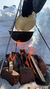旅游锅挂在冬天的火上 在冬天用大自然的火做饭k视频的预览图
