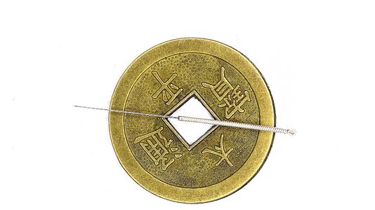 古代硬币上的针刺针视频的预览图