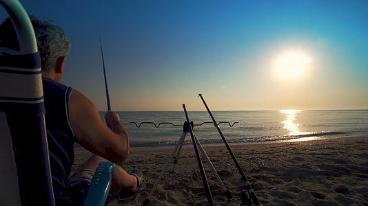 日出时旋转渔夫的轮廓视频的预览图