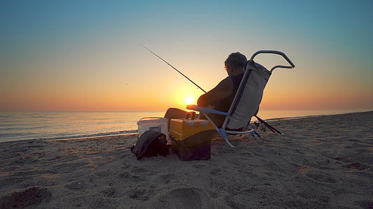 日落时捕渔视频的预览图