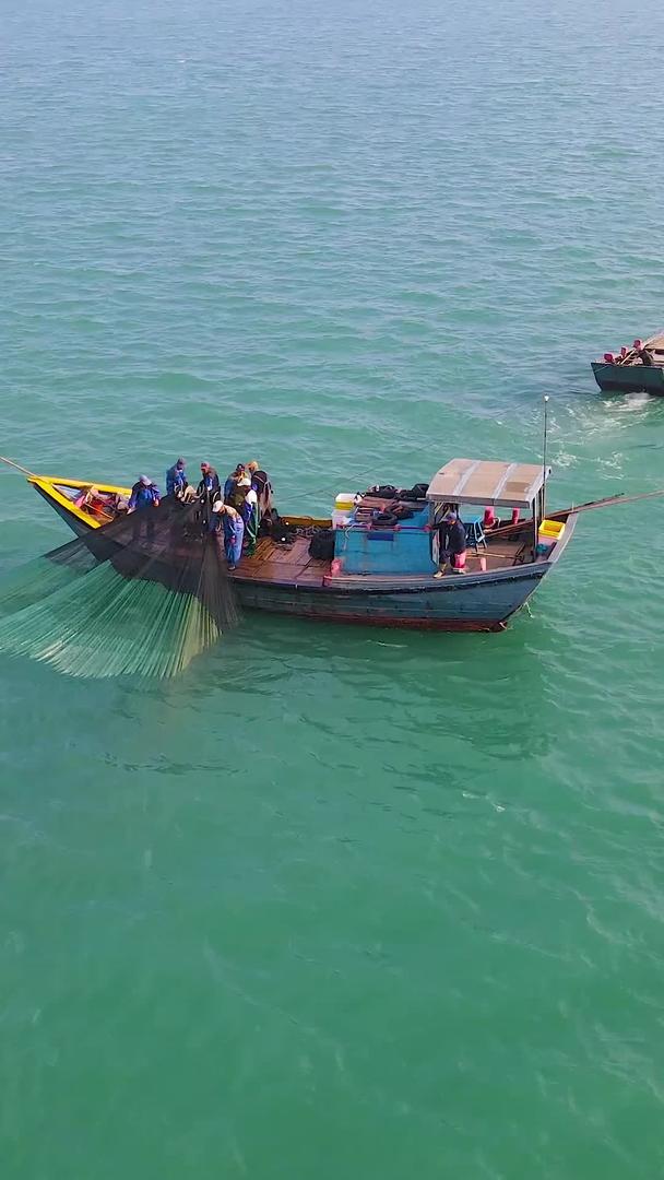 海上渔船渔夫钓鱼撒网渔业视频的预览图
