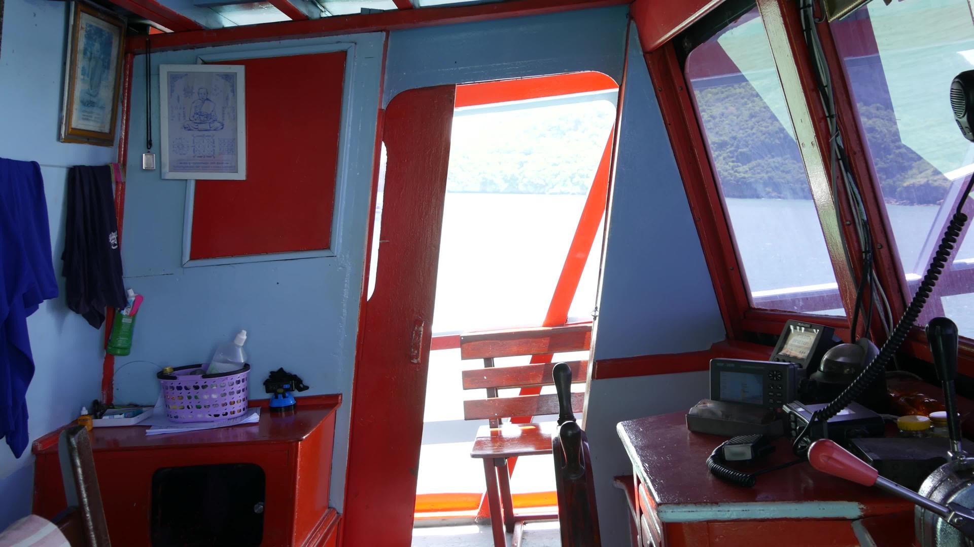 在阳光明媚的一天驾驶舱和轮椅以及泰国阿西亚的渔船视频的预览图