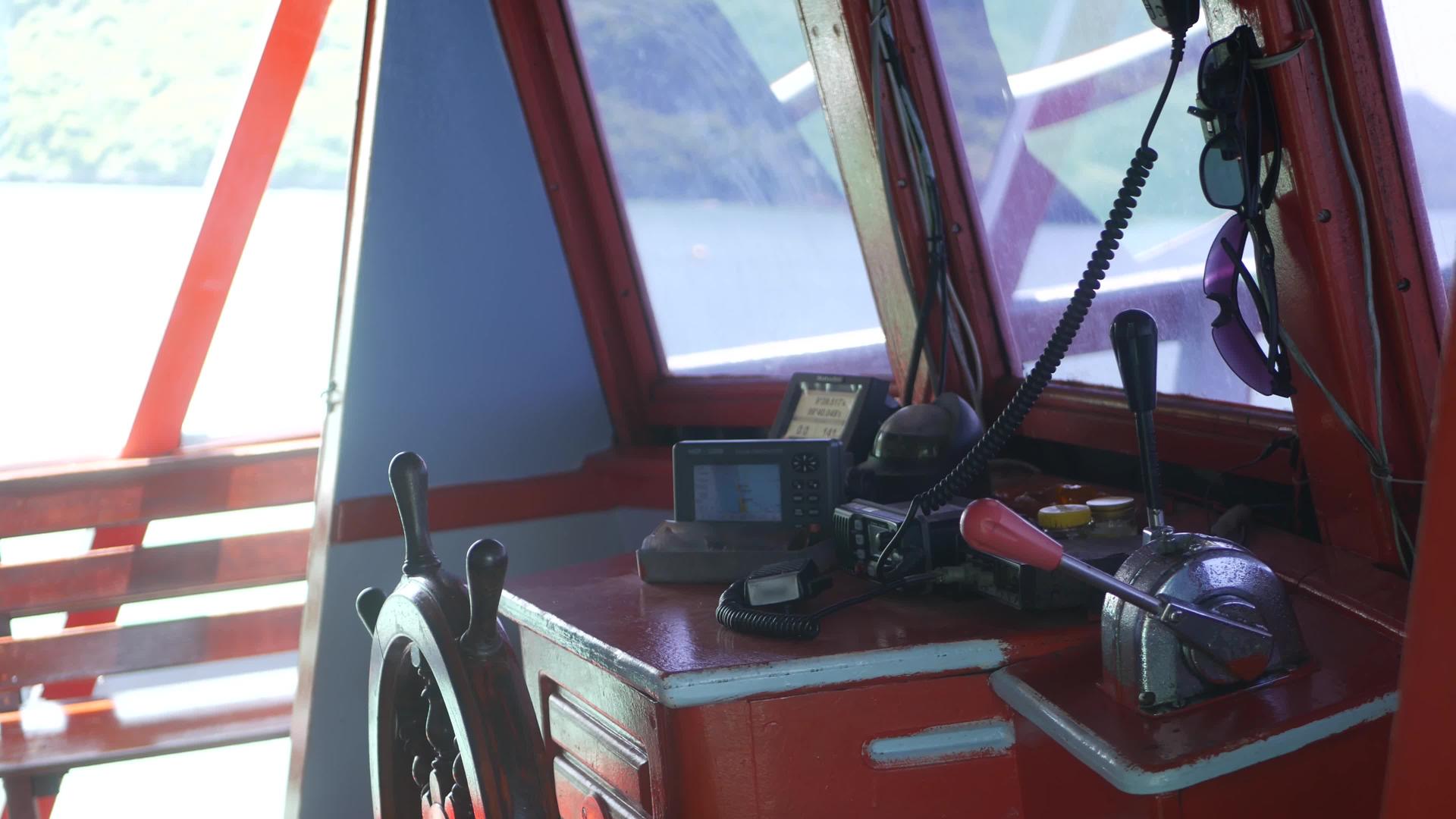 在阳光明媚的一天驾驶舱和轮椅以及泰国阿西亚的渔船视频的预览图