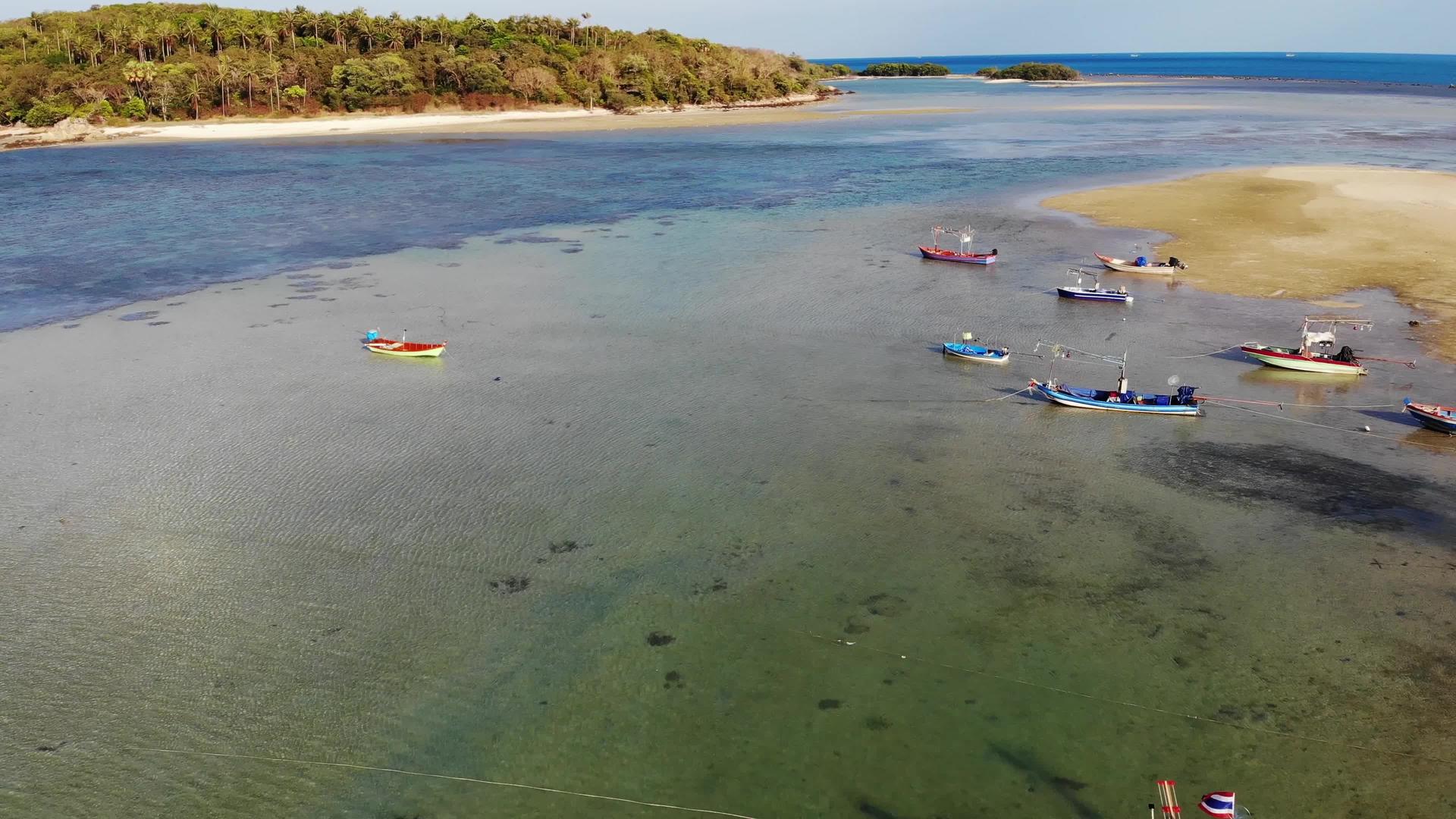 海岸附近的各种彩色渔船漂浮在热带国家的海水中视频的预览图