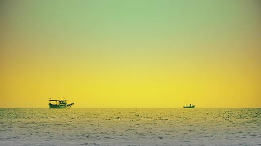 渔船在阳光明媚的早晨漂浮在地平线上视频的预览图