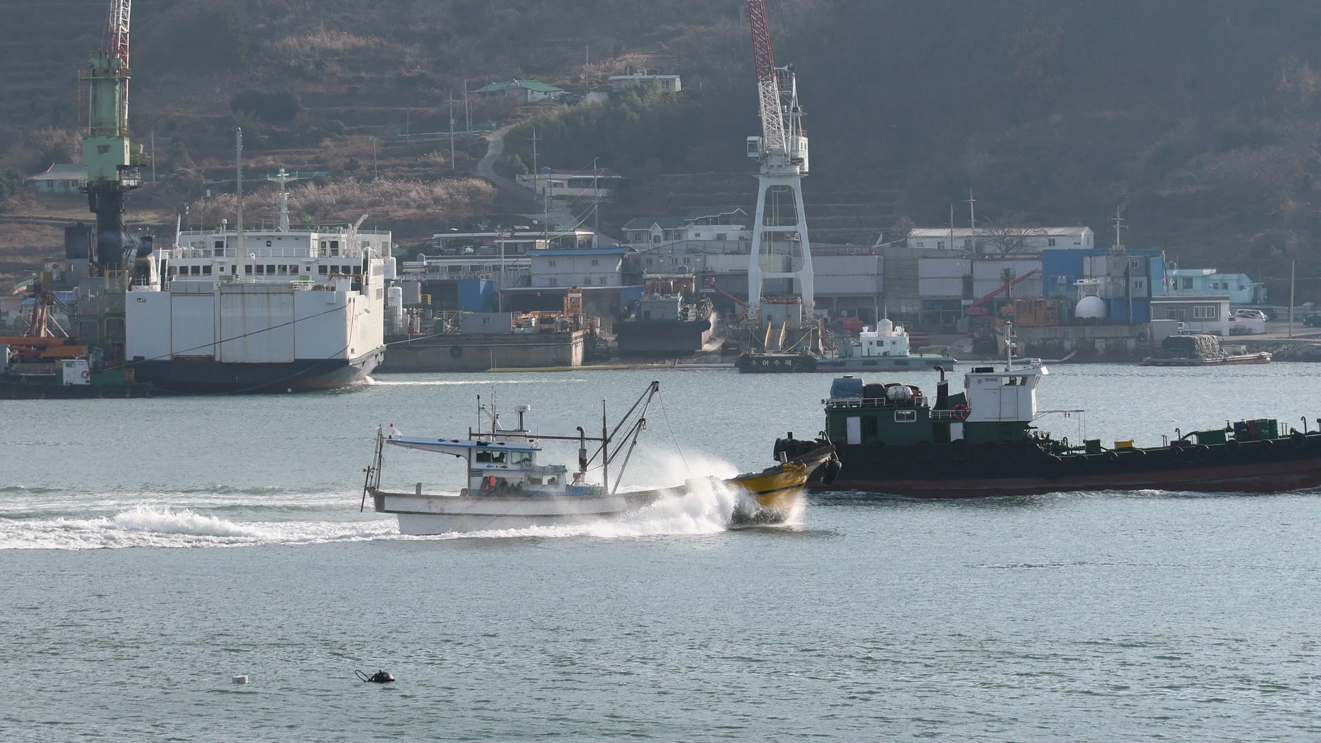 两艘渔船拖过港口视频的预览图