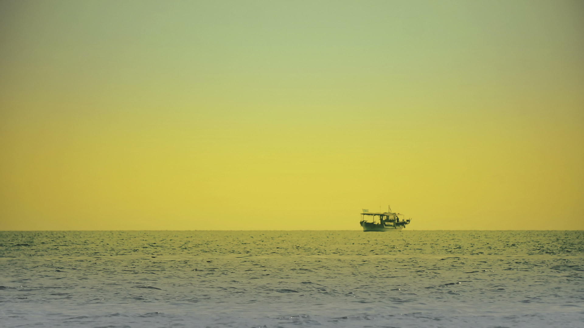 日出时在地平线上钓鱼视频的预览图