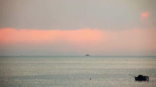 日落时渔船视频的预览图