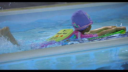 4K游泳池里练习游泳的小女孩视频的预览图