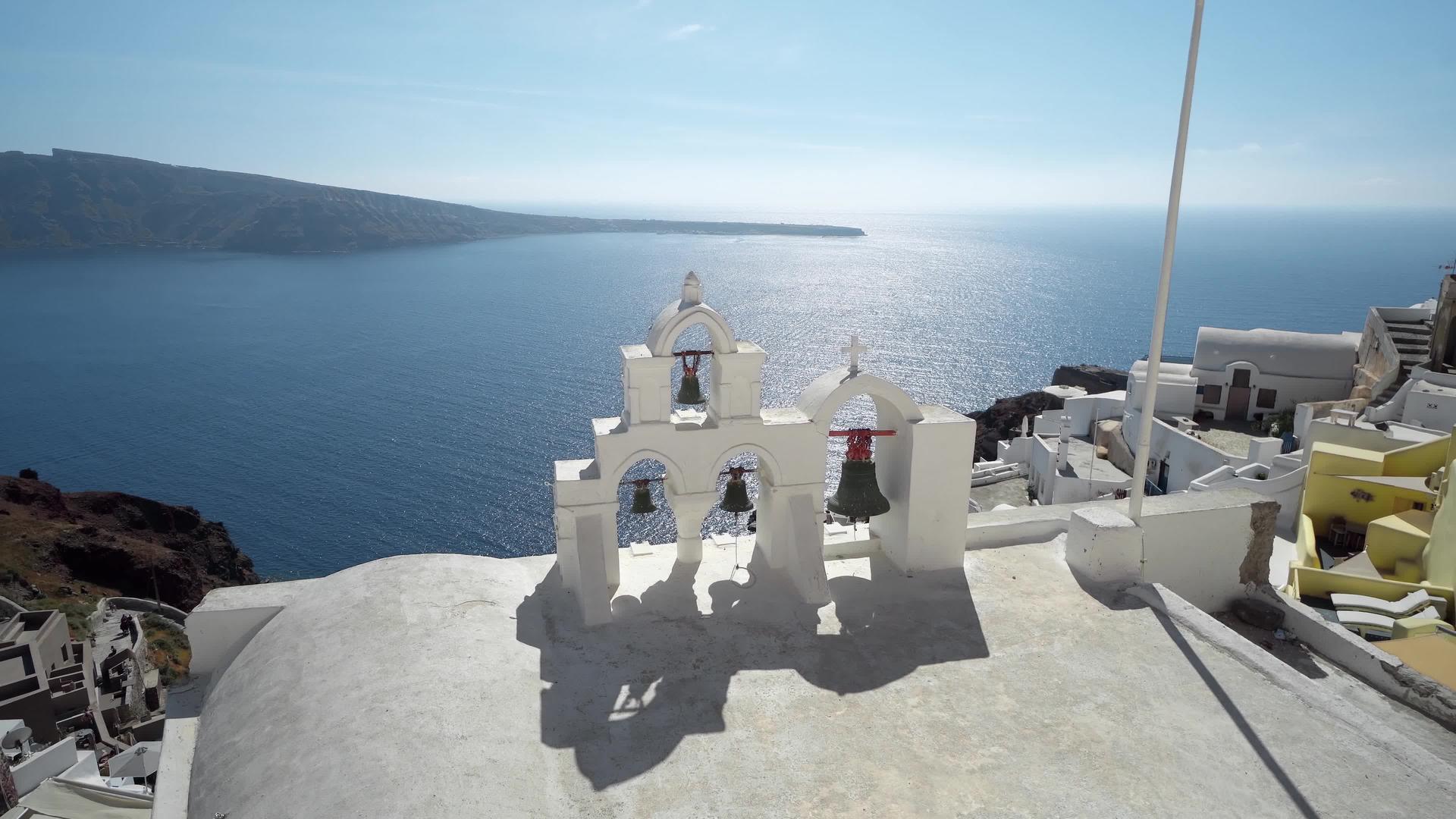 希腊教堂的钟声在奥亚桑托里尼格雷斯视频的预览图