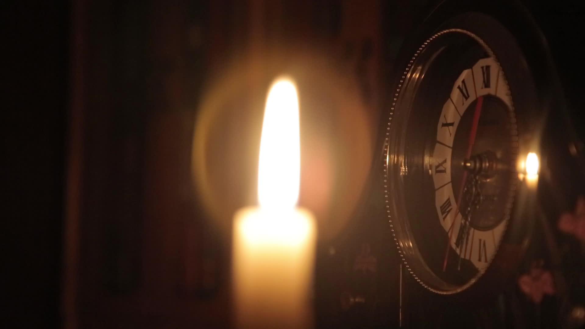 男人的手在夜间照亮时钟视频的预览图