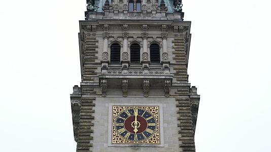 哈姆堡市政厅的月钟塔台在阴云一天视频的预览图