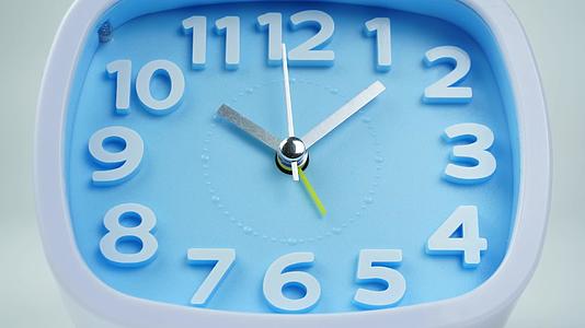 蓝色闹钟显示时间为10:00视频的预览图