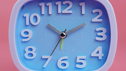 蓝色闹钟显示时间为10:00视频的预览图