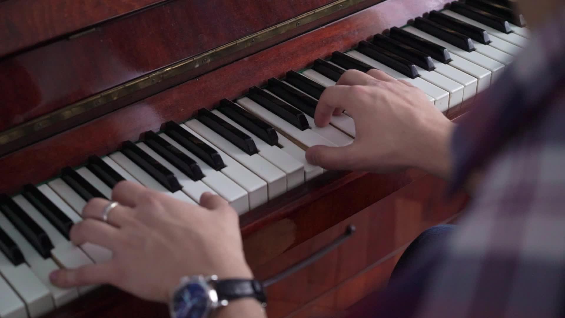 演奏钢琴、手拍钢琴的音乐表演者缝合钢琴视频的预览图