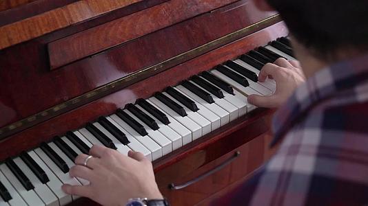 演奏钢琴、手拍钢琴的音乐表演者缝合钢琴视频的预览图