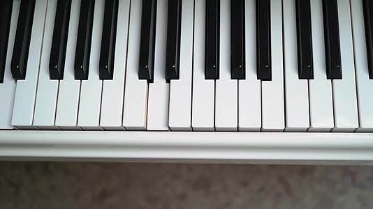 自动弹奏钢琴键盘视频的预览图