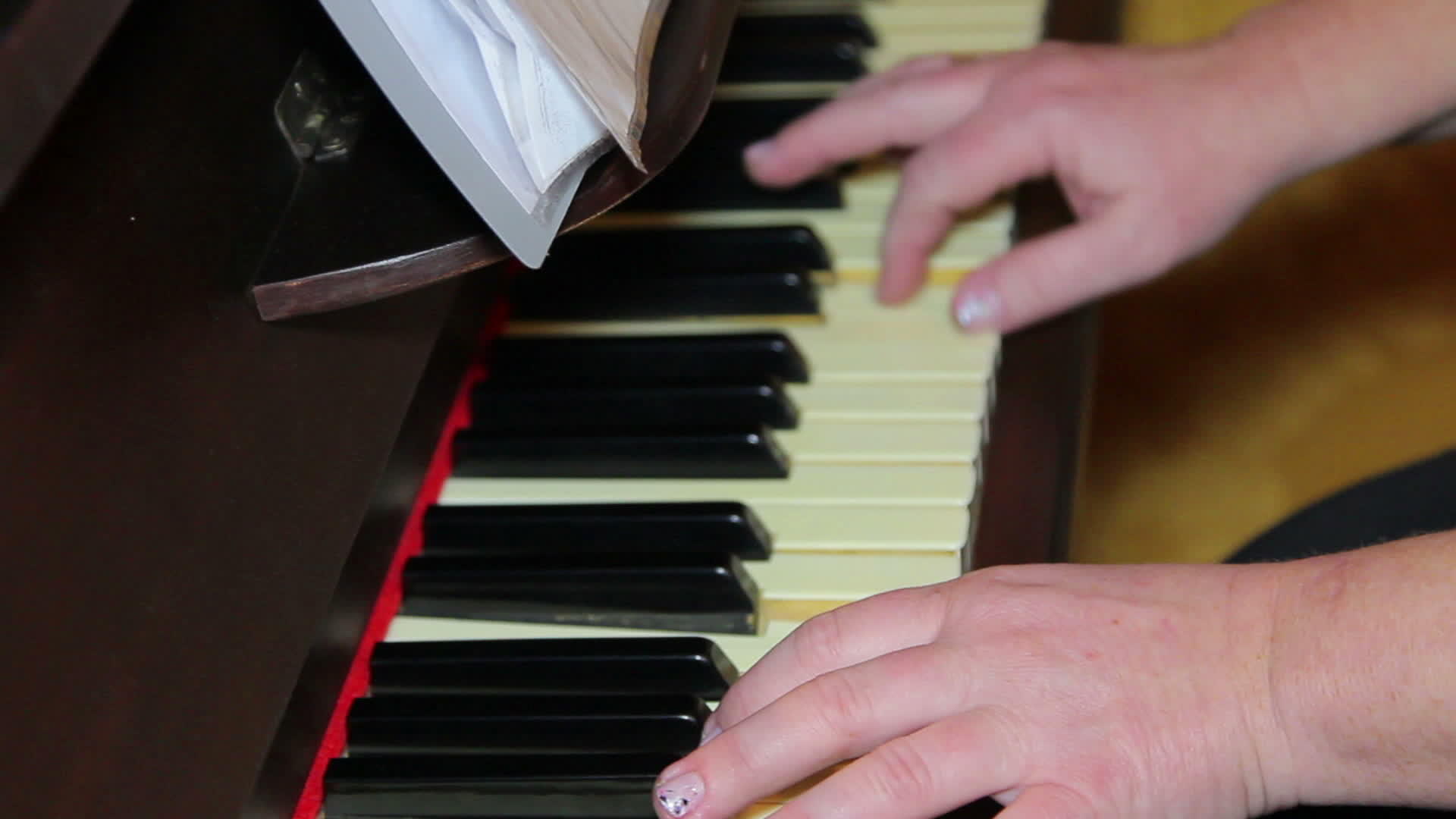女人在钢琴2上弹奏视频的预览图