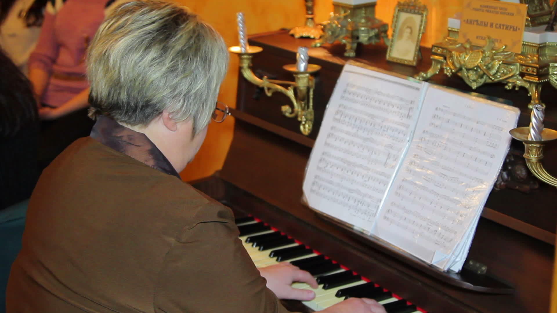 女人在钢琴1上弹奏视频的预览图