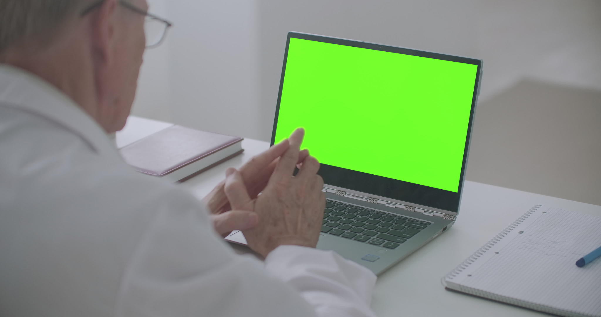 男性医生使用视频电话显示笔记本电脑染色体的关键显示视频的预览图