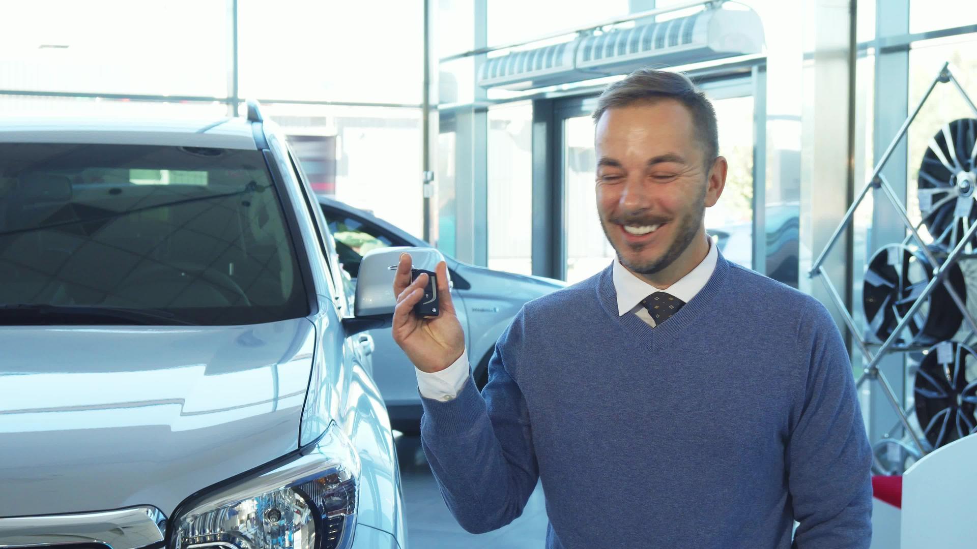 一个不可思议的快乐买家有一辆新车的钥匙视频的预览图