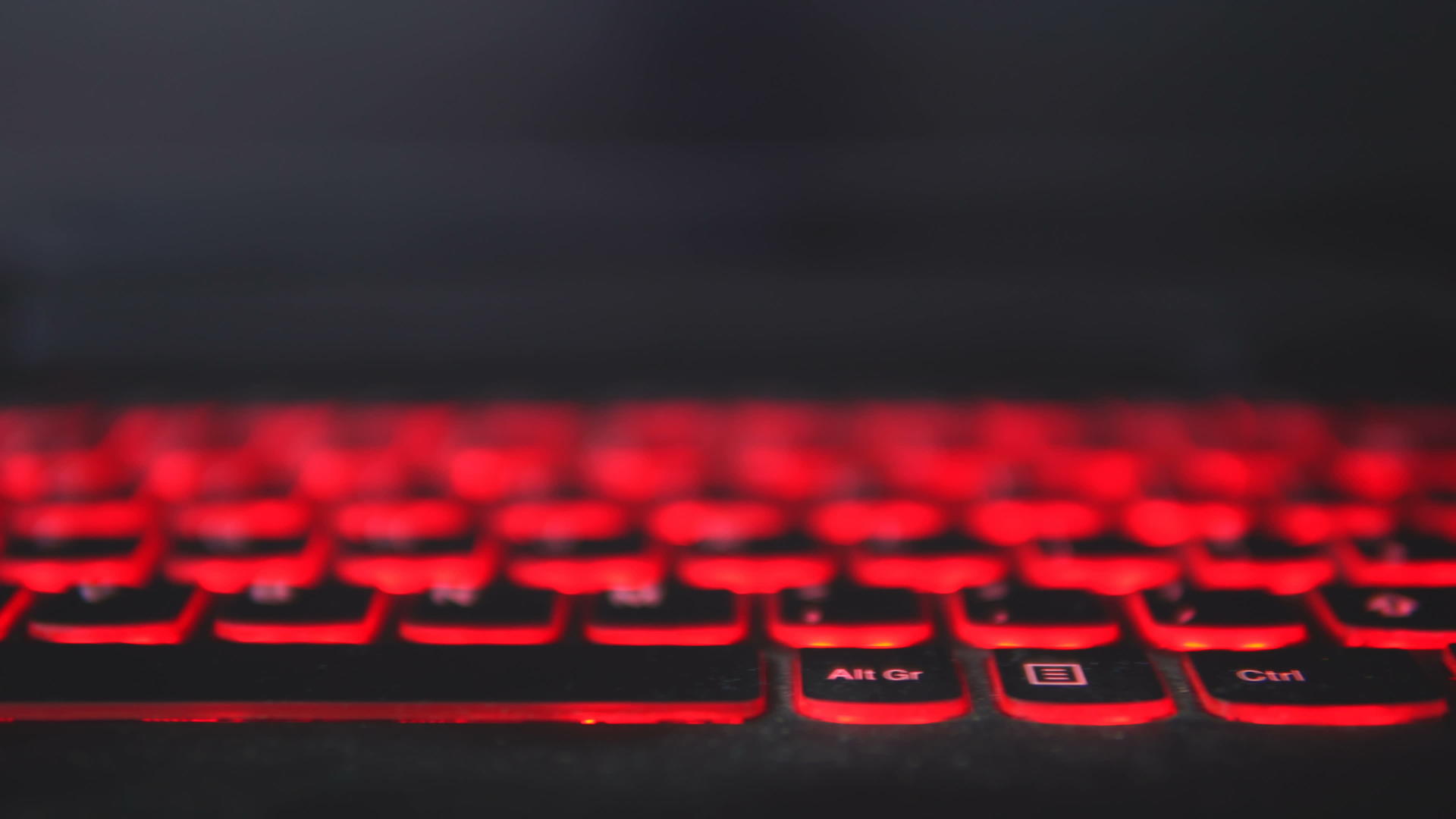 明亮的背光键盘在黑暗中发光视频的预览图
