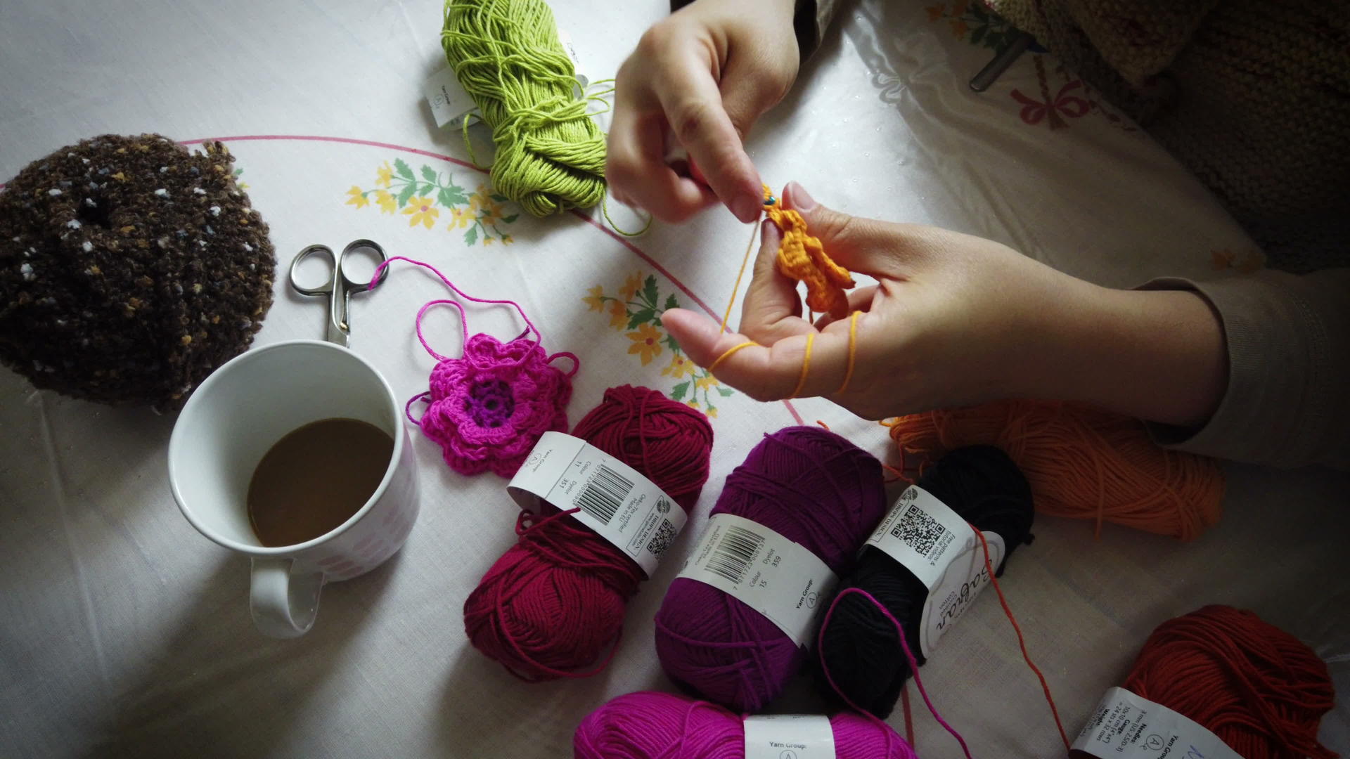 妇女手织五颜六色的编织视频的预览图