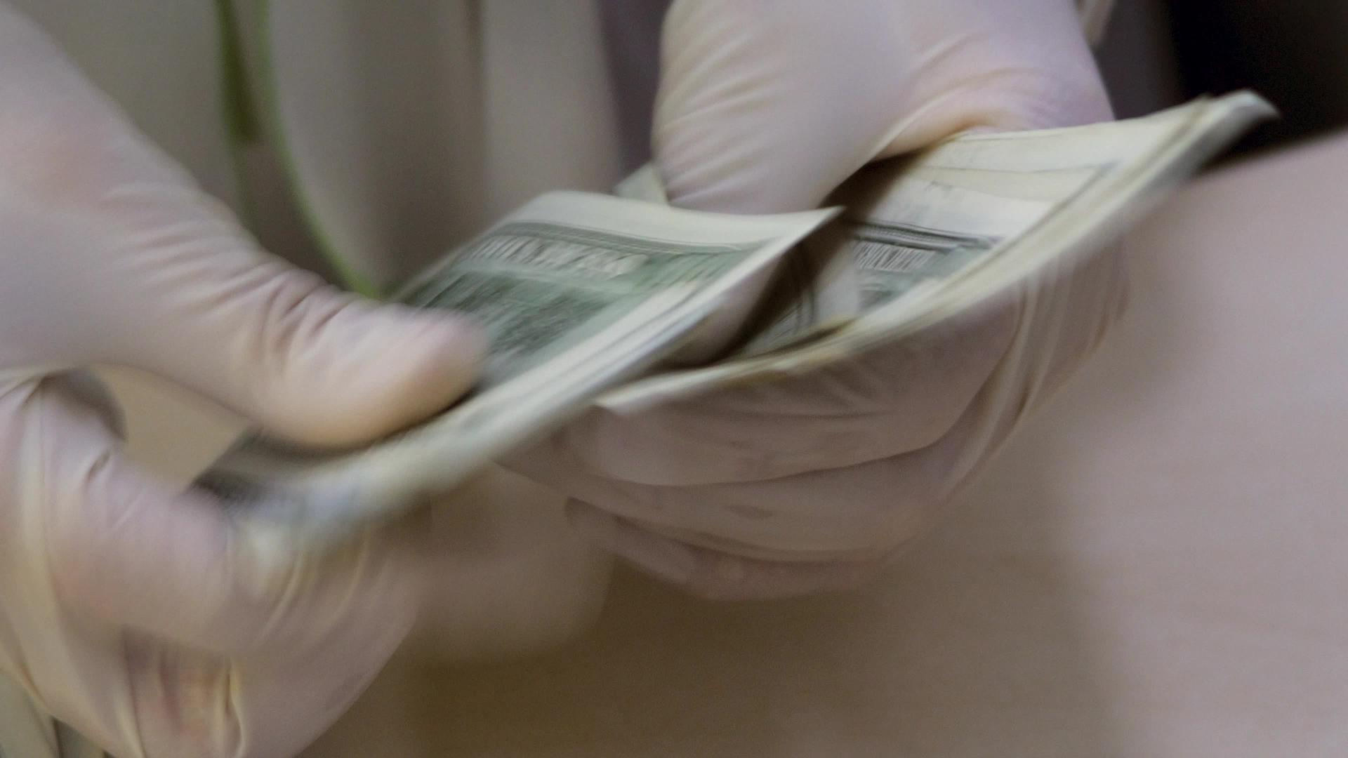 银行家数钱的特写柜员在防护手套中使用现金工作人员视频的预览图