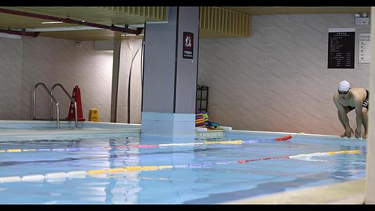 4K运动员在泳池练习自由泳视频的预览图