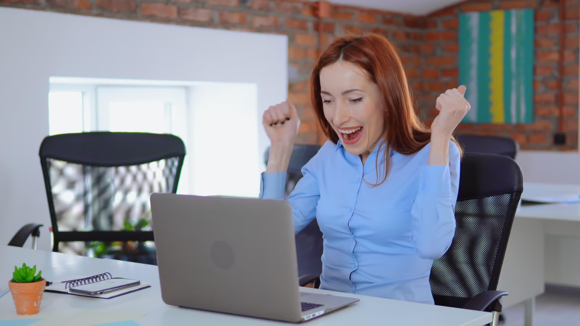 微笑的女经理在现代办公室工作视频的预览图