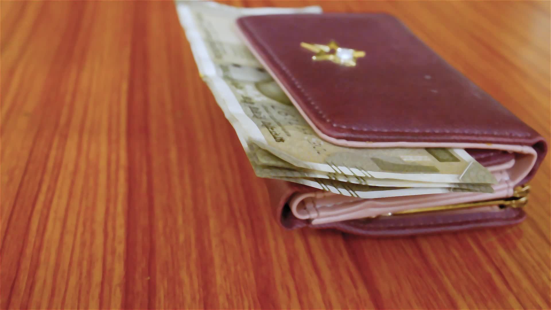 5500卢比钞票棕色钱包木桌上的皮包商业金融视频的预览图