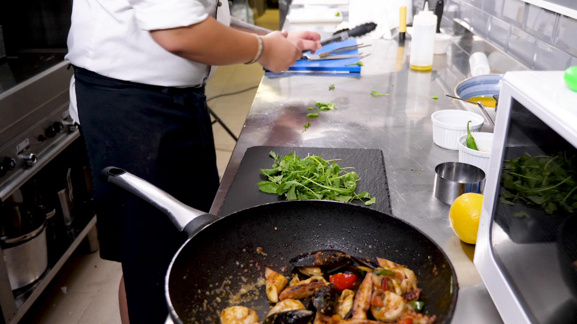 厨师和厨师在盘子上有海鲜和钳子视频的预览图