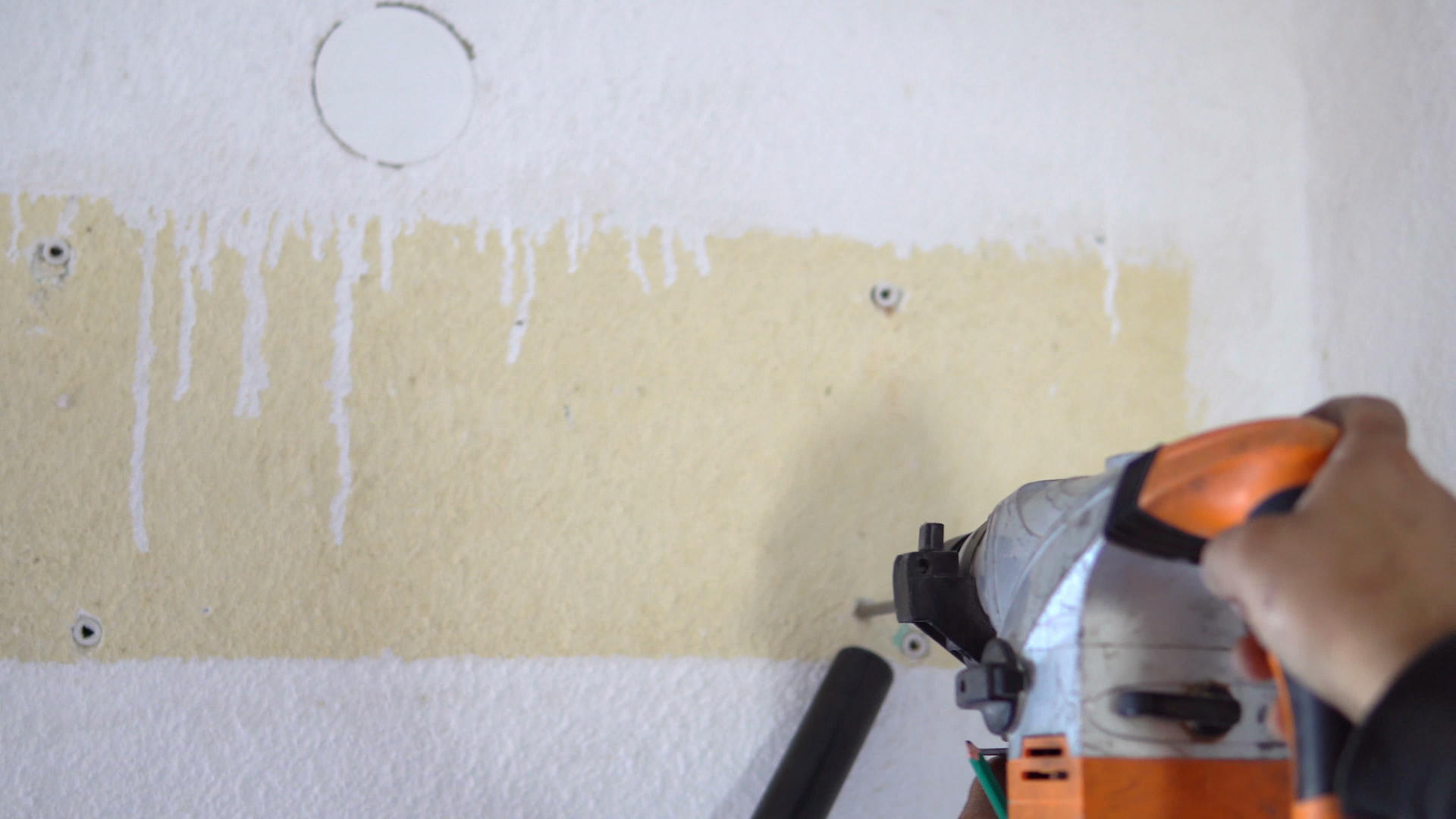 成年男性成年男性在室内安装空调时在墙上钻孔视频的预览图