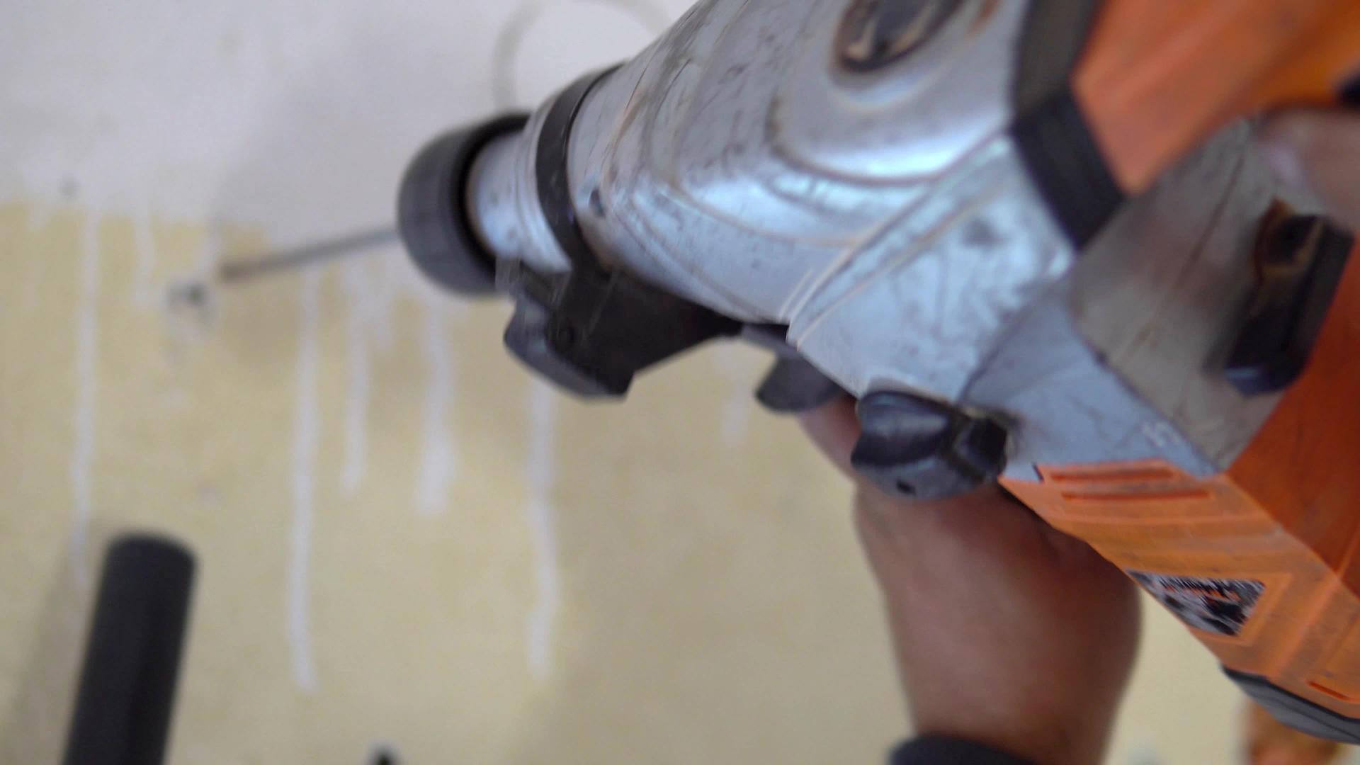 钻钻混凝土电钻近手电钻在室内和家庭装修DIY视频的预览图