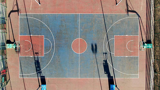 空中视角俯瞰篮球场视频的预览图