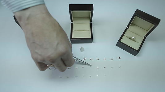白色背景的豪华钻石视频的预览图