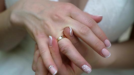 这位年轻女子戴着她的手指珠宝戒指戴着钻石豪华而昂贵的求婚戒指视频的预览图