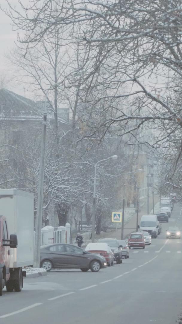 寒冷的天气暴风雪过后的城市交通视频的预览图