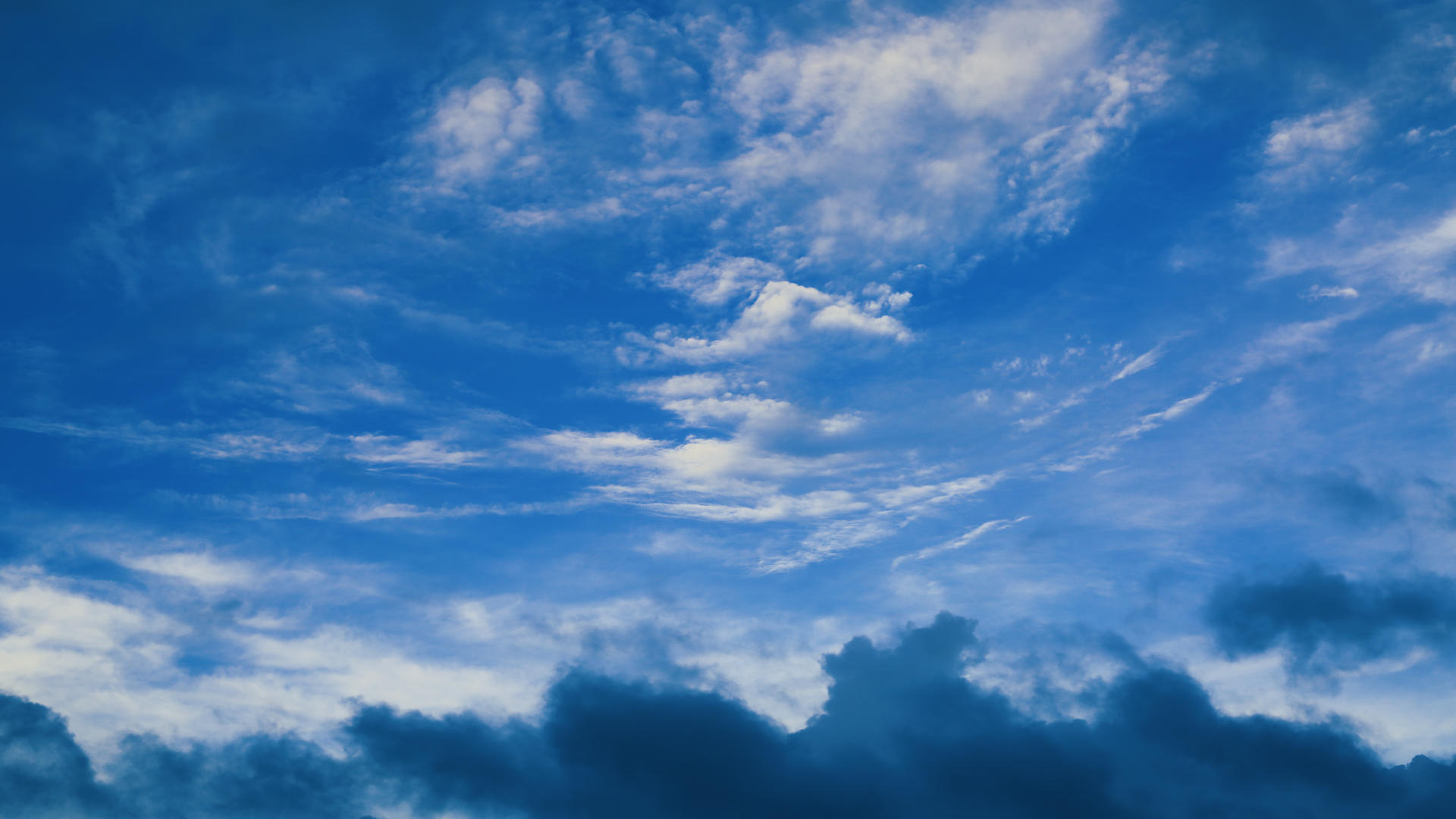 高空蓝天白云低空乌云4K视频的预览图